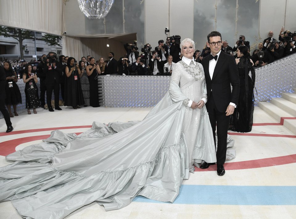 Η Glenn Close και ο Erdem Moralıoğlu στο φιλανθρωπικό γκαλά του Ινστιτούτου Κοστουμιών του Μητροπολιτικού Μουσείου Τέχνης, τη Δευτέρα 1 Μαΐου 2023, στη Νέα Υόρκη
