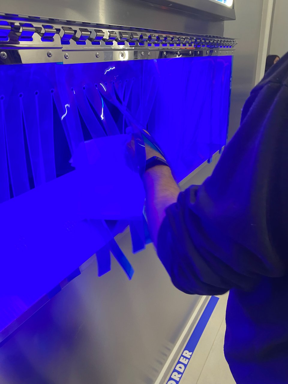 Παραλαμβάνοντας την παραγγελία στο ΑΤΜ / Φωτογραφία: Μάνος Λειβαδάρος/iefimerida