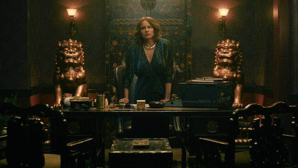 H Γκριζέλντα στο γραφείο της σε στιγμή αμφιβολιών, θεωρώντας όλους τους κοντινούς της ανθρώπους προδότες.