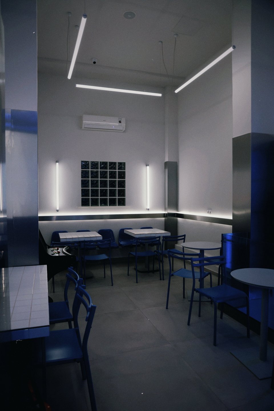 O χώρος με τα τραπεζάκια και το μηχάημα με τα arcade video games / Φωτογραφία: Γιάννης Ουμουδουμίδης