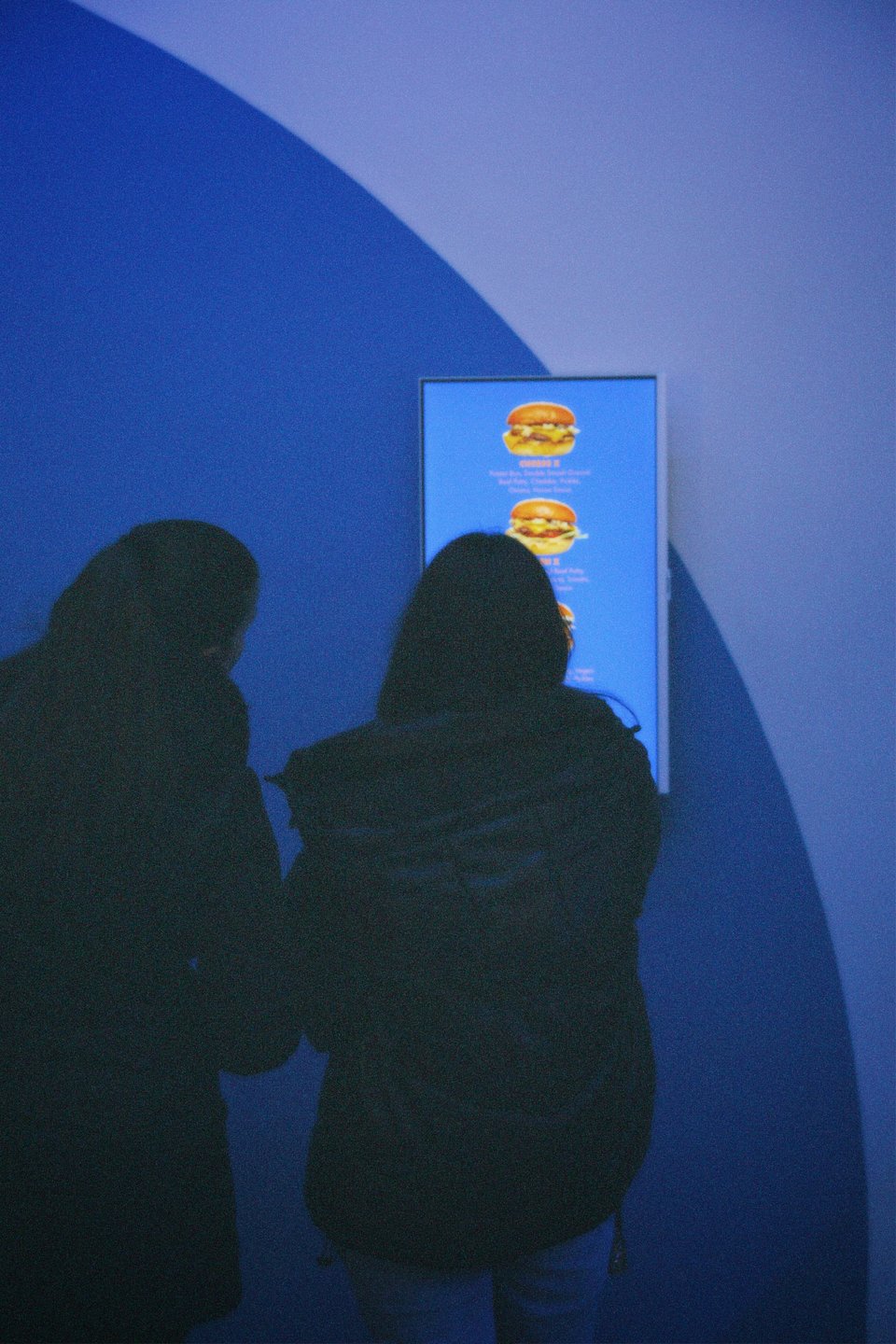 Οι πελάτες επιλέγουν το burger που θέλουν και το παραγγέλνουν μέσω κινητού σε μια πλατμόρμα του World x11 που τη βρίσκουν σκανάτοντας ένα QR-code που βρίσκουν στην αίθουσα υποδοχής / Φωτογραφία: Γιάννης Ουμουδουμίδης