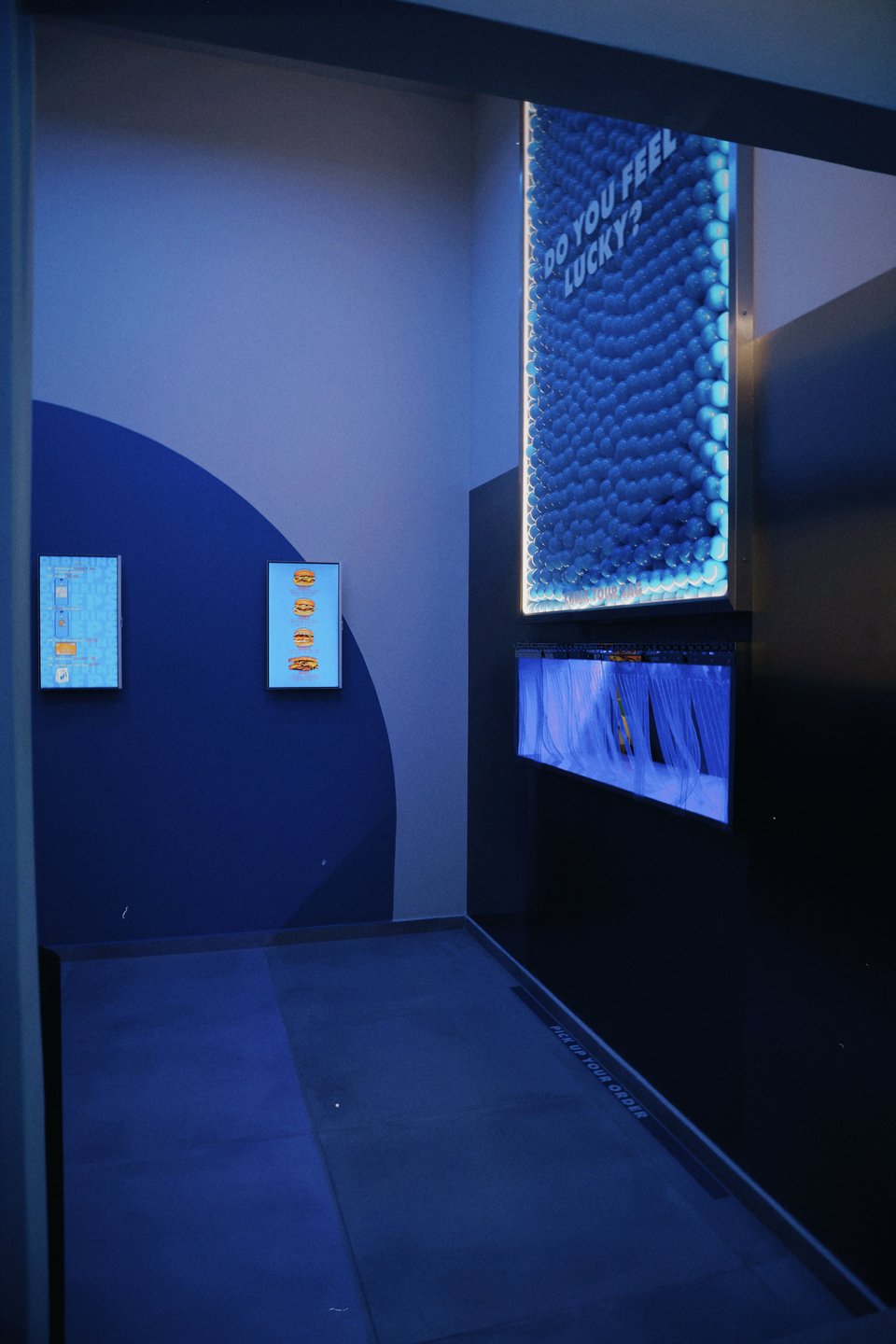 Το ΑΤΜ από όπου ο πελάτης παραλαμβάνει την παραγγελία του / Φωτογραφία: Γιάννης Ουμουδουμίδης