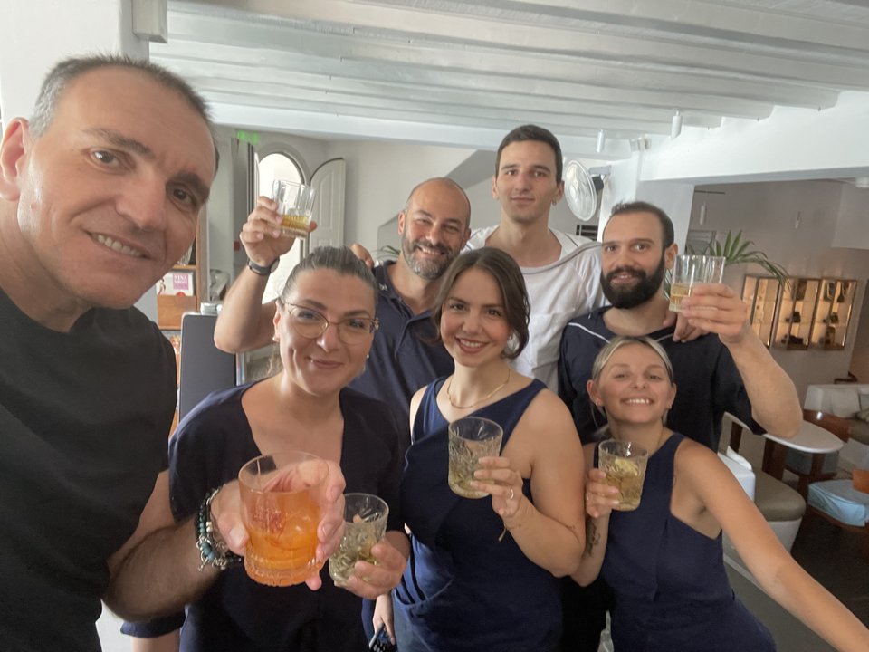Ο Χρήστος Γκύρτης με την παρέα του στη Μύκονο.