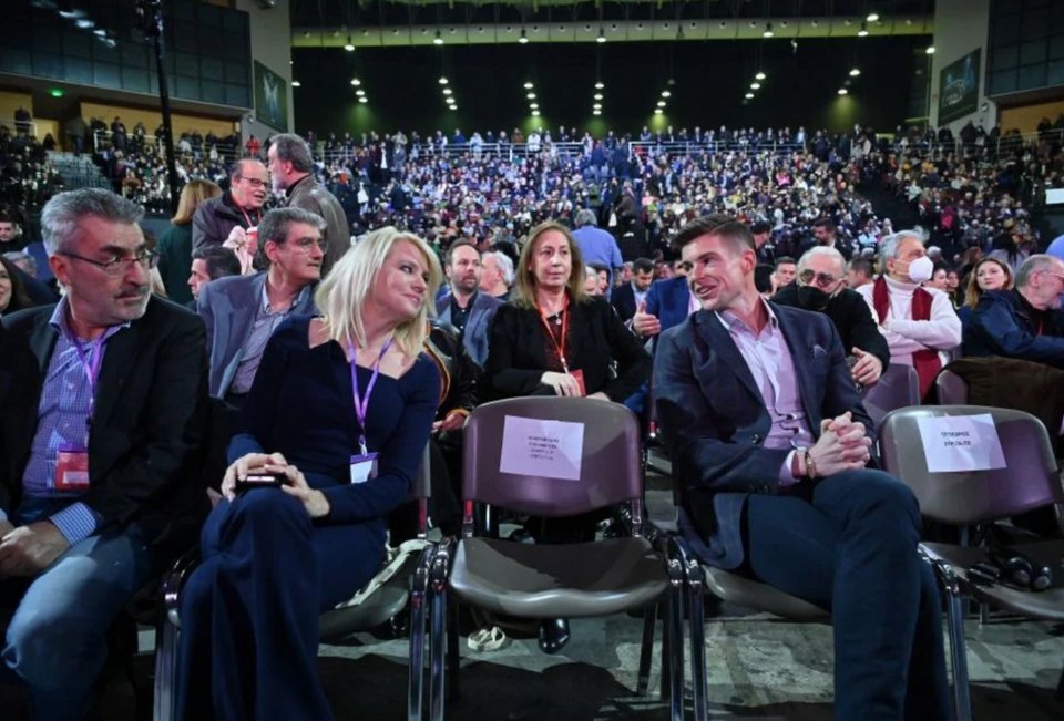 Διάλογος και χαμόγελα ανάμεσα στη Θεοδώρα Τζάκρη και τον Τάιλερ Μακμπέθ