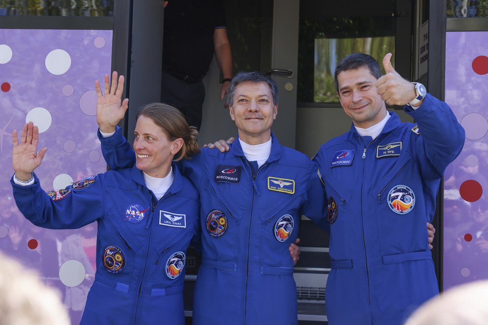 H αστροναύτης της NASA Λόραλ Ο'Χάρα και οι Ρώσοι κοσμοναύτες Όλεγκ Κονονένκο (στο κέντρο) και Νικολάι Τσουμπ στο κοσμοδρόμιο Μπαϊκονούρ του Καζακστάν τον περασμένο Σεπτέμβριο