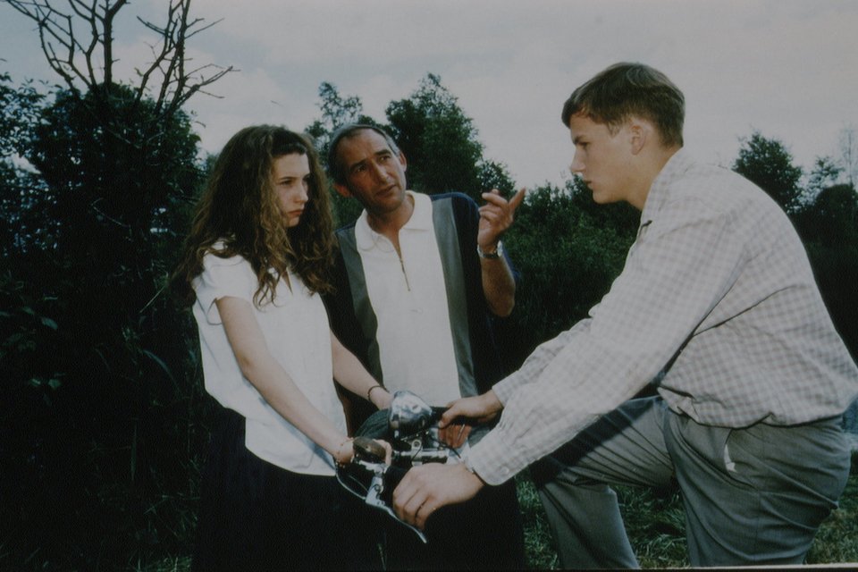 Η ηθοποιός Σάρα Γκραπέν και ο συμπρωταγωνιστής της στην ταινία Le Nouveau Monde ακούν τις οδηγίες του σκηνοθέτη Αλέν Κορνό