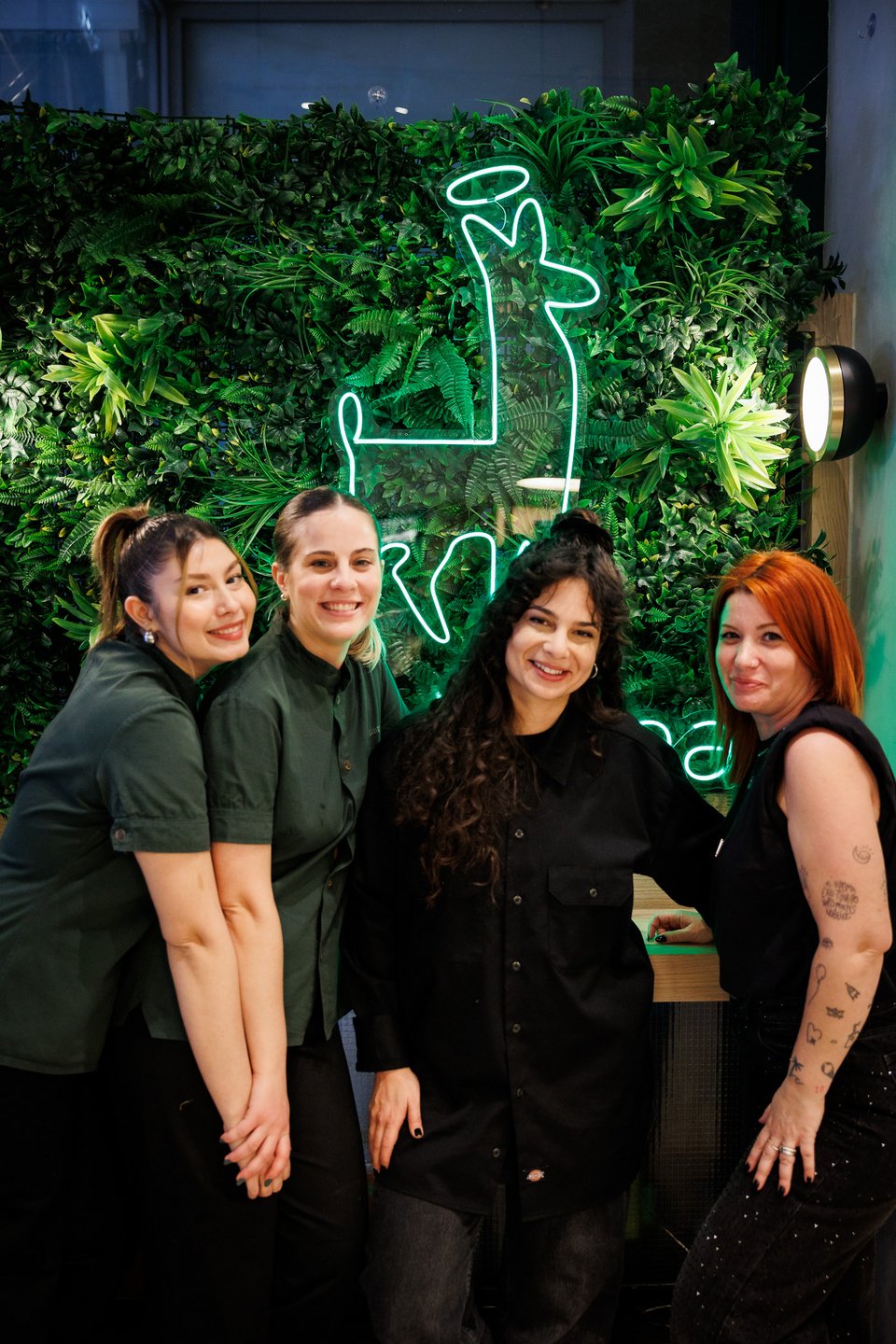 Η Κελλίνα Δημητριάδη, CoFounder του Holy Llama με την ομάδα του Holy Llama&nbsp; 