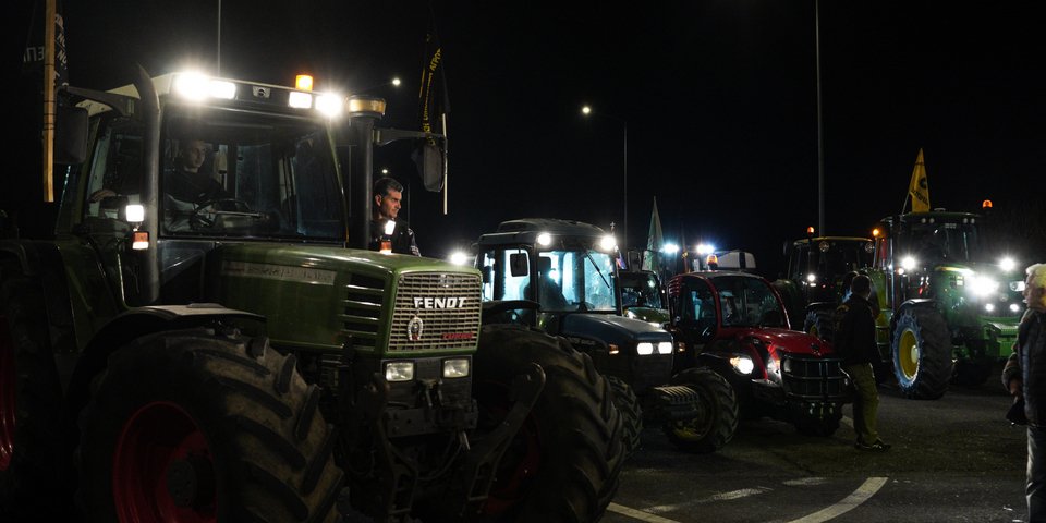Αγρότες με τα τρακτέρ τους στο Κάστρο Βοιωτίας / Φωτογραφία: Nick Paleologos / SOOC