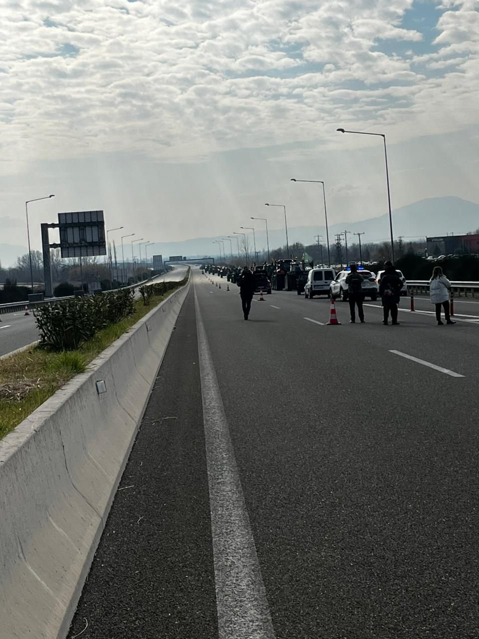 Βίντεο και φωτό: Ξεκίνησε, συνοδεία της ΕΛΑΣ η κάθοδος των αγροτών με τα τρακτέρ τους στην Αθήνα
