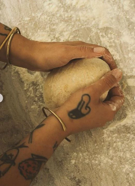 Η Μαρίνα Φαρασοπούλου ζυμώνει τα ψωμιά του 10am apotheke