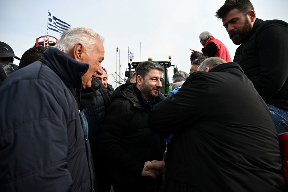 Ο Νίκος Ανδρουλάκης με αγρότες στην Ημαθία -Φωτογραφία: Γ.Τ ΠΑΣΟΚ-ΚΙΝΑΛ ΙΩΑΝΝΟΥ ΔΗΜΗΤΡΗΣ