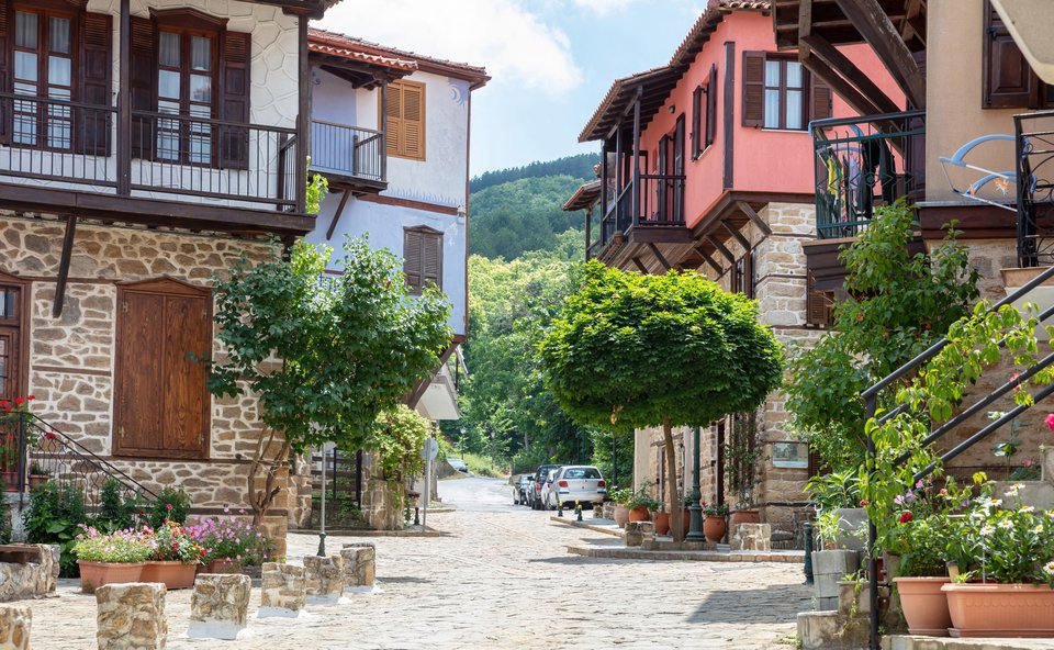 Η Αρναία με τα πανέμορφα πολύχρωμα αρχοντικά μακεδονικής αρχιτεκτονικής