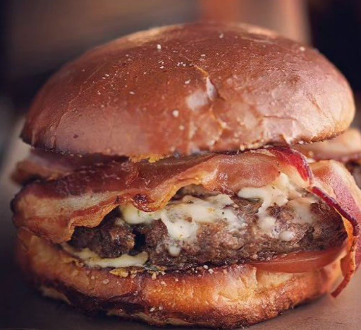 Στο Caprus θα βρείτε τρία διαφορετικά burger