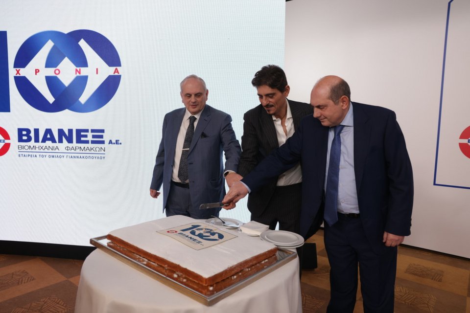 (από αριστερά) κ. Κωνσταντίνος Παναγούλιας, Αντιπρόεδρος Δ.Σ. Ομίλου ΒΙΑΝΕΞ, κ. Δημήτρης Γιαννακόπουλος, Πρόεδρος Δ.Σ. και Διευθύνων Σύμβουλος του Ομίλου ΒΙΑΝΕΞ, κ. Δημήτρης Παναγούλιας, Μέλος Δ.Σ. Ομίλου ΒΙΑΝΕΞ