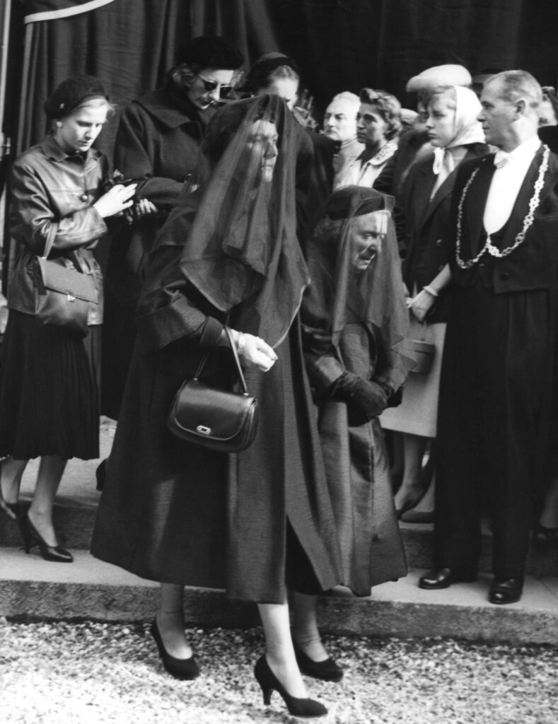 Η Catherine Dior, αριστερά, αδελφή του αείμνηστου Christian Dior, και η Marthe Lefebvre, πρώην γκουβερνάντα του Dior, φεύγουν από την εκκλησία του Saint Honore D'Eylau, στην κηδεία του στο Παρίσι, στις 29 Οκτωβρίου 1957