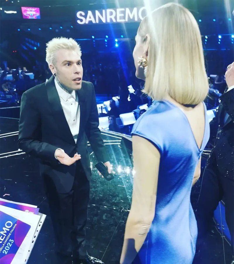 Η viral φωτογραφία της Κιάρα Φεράνι με τον σύζυγό της από το φεστιβάλ του San Remo 