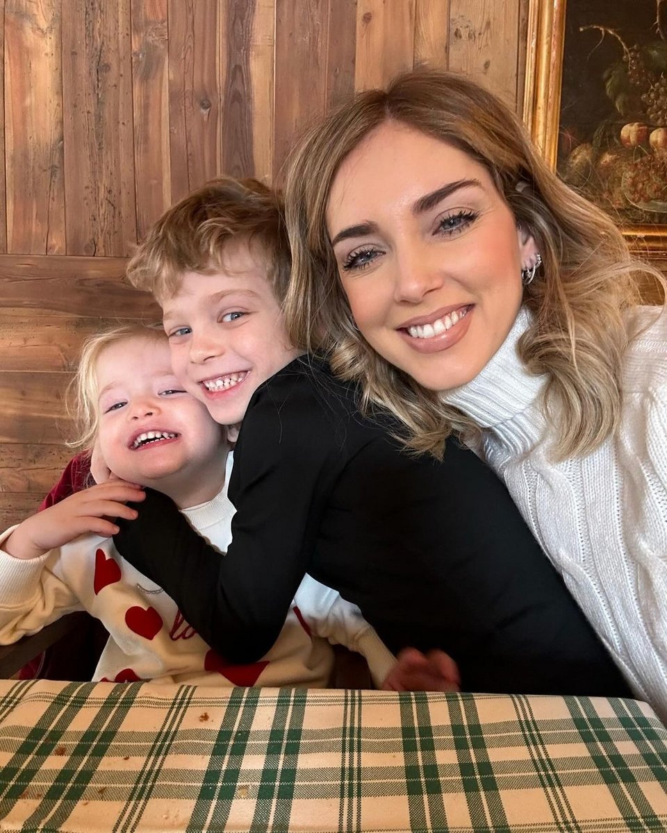 H Κιάρα Φεράνι με τα παιδιά της Λεόνε και Βιτόρια 