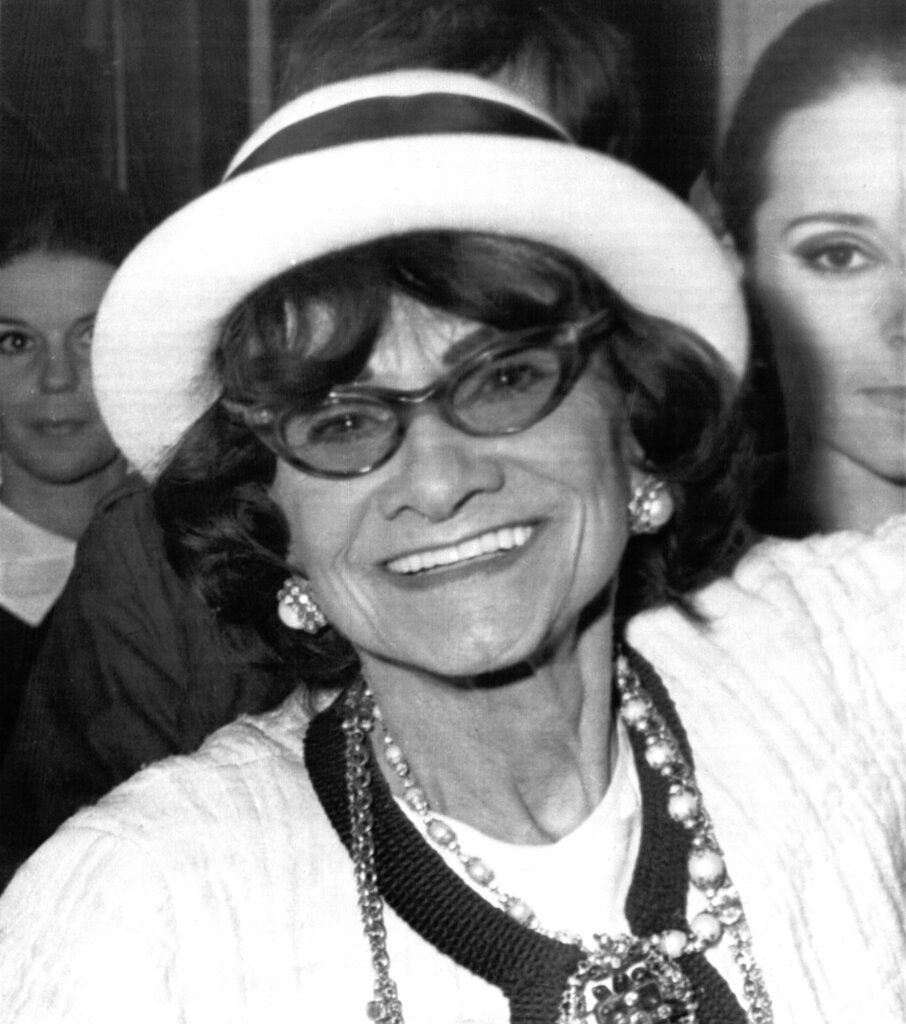 Η σχεδιάστρια μόδας Gabrielle "Coco" Chanel με το χαρακτηριστικό της καρέ κούρεμα