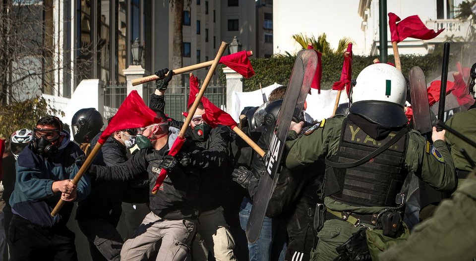 Ένταση στο πανεκπαιδευτικό συλλαλητήριο -Επεισόδια στο Σύνταγμα