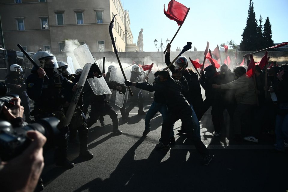 Ένταση στο πανεκπαιδευτικό συλλαλητήριο -Επεισόδια στο Σύνταγμα