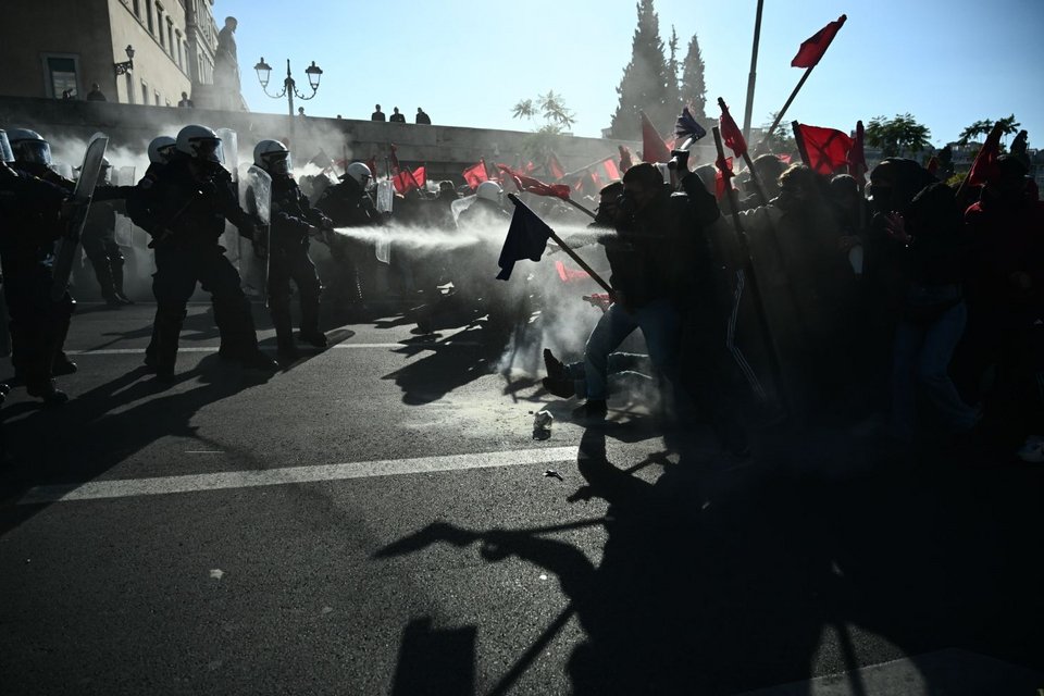 Ένταση στο πανεκπαιδευτικό συλλαλητήριο -Επεισόδια στο Σύνταγμα
