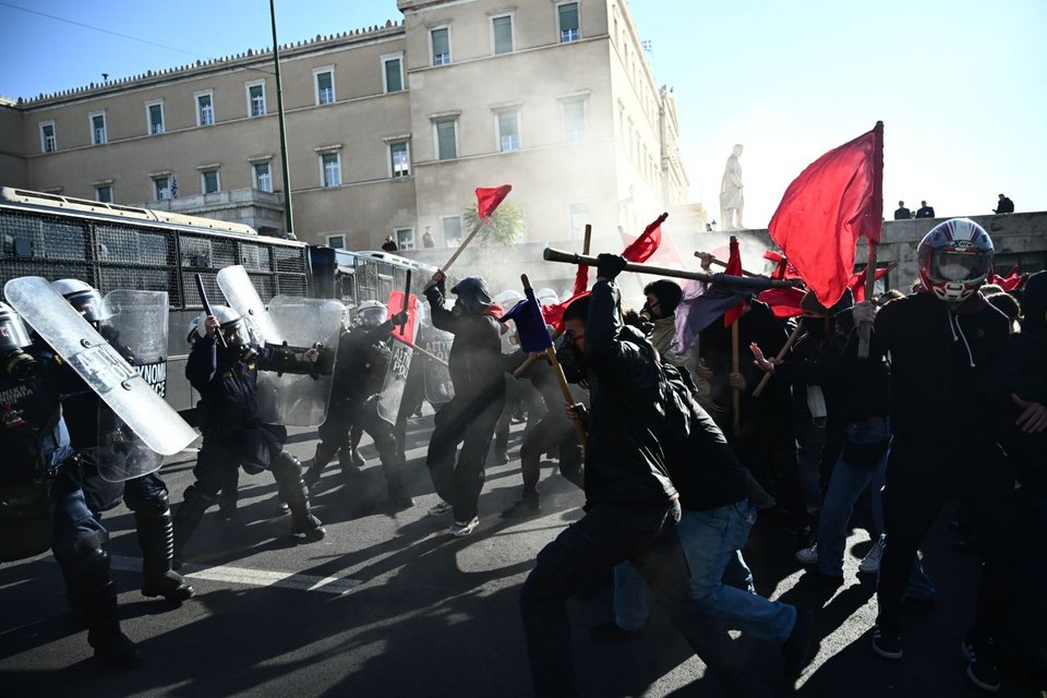 Ένταση στο πανεκπαιδευτικό συλλαλητήριο -Επεισόδια στο Σύνταγμα