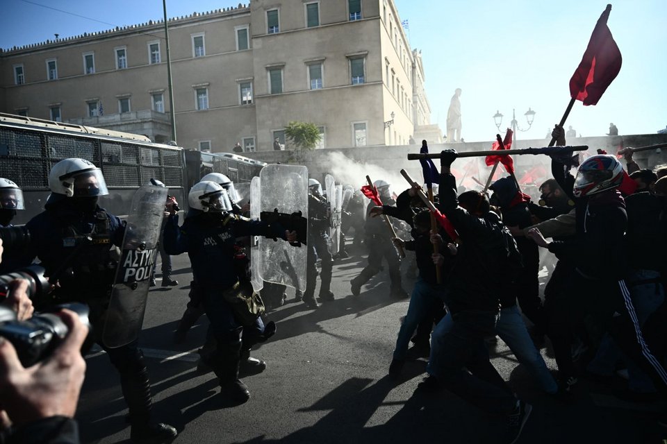 Ένταση στο πανεκπαιδευτικό συλλαλητήριο -Επεισόδια στο Σύνταγμα