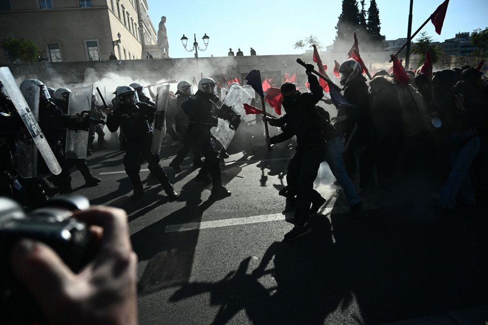 Ένταση στο πανεκπαιδευτικό συλλαλητήριο -Επεισόδια στο Σύνταγμα