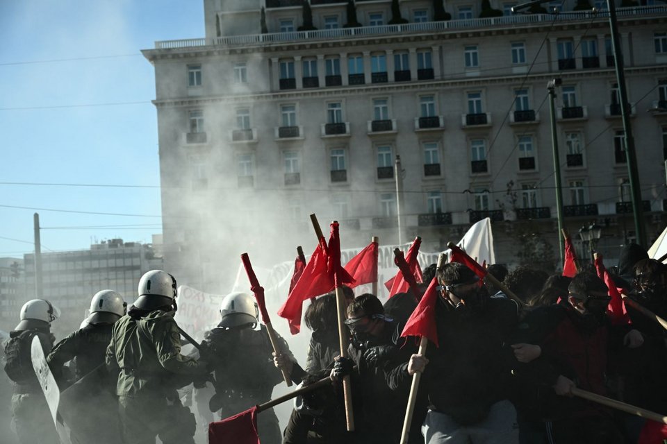 Ένταση στο πανεκπαιδευτικό συλλαλητήριο -Επεισόδια στο Σύνταγμα