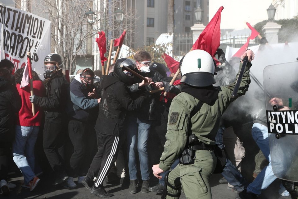 Ένταση στο πανεκπαιδευτικό συλλαλητήριο -Επεισόδια στο Σύνταγμα