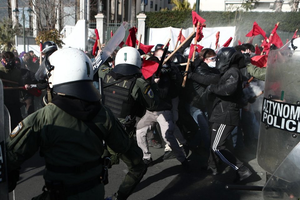 Ένταση στο πανεκπαιδευτικό συλλαλητήριο -Επεισόδια στο Σύνταγμα