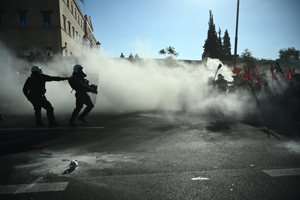 Ένταση στο πανεκπαιδευτικό συλλαλητήριο -Επεισόδια στο Σύνταγμα