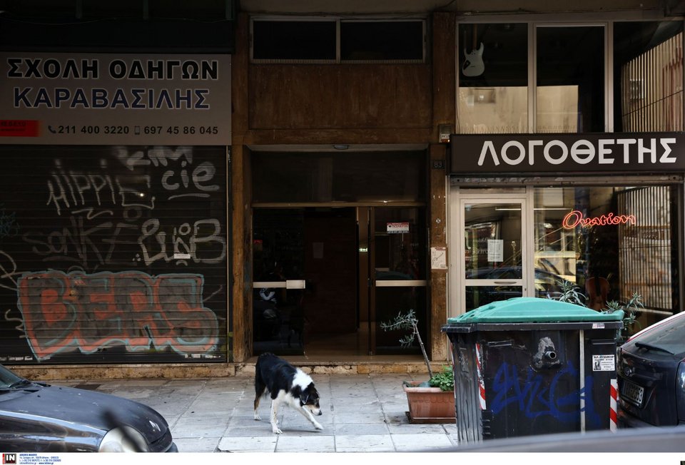 H πολυκατοικία στην οποία έμενε το θύμα δολοφονίας στα Εξάρχεια