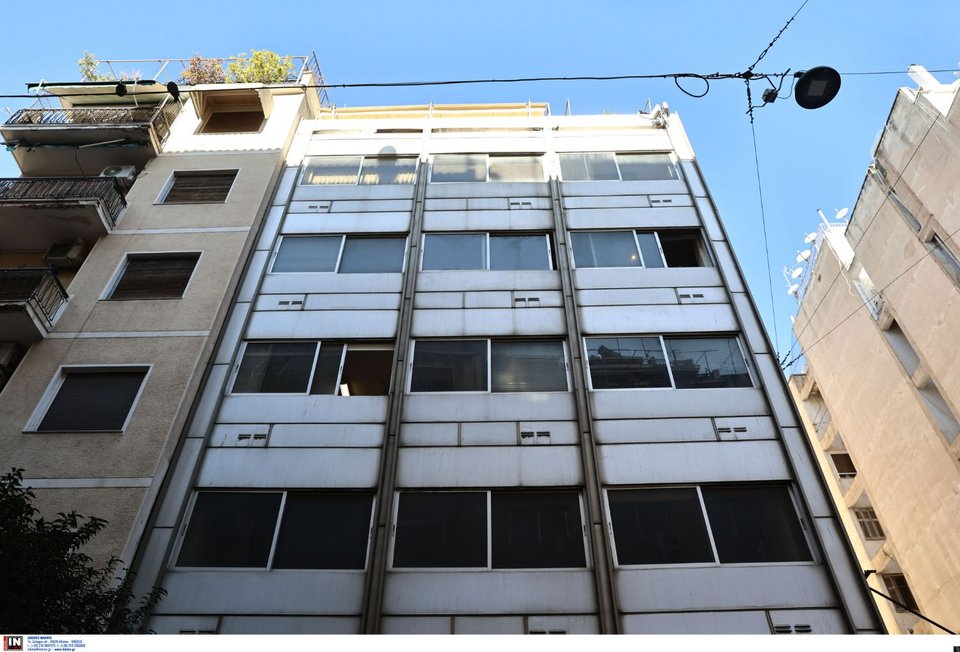 H πολυκατοικία στην οποία έμενε το θύμα δολοφονίας στα Εξάρχεια