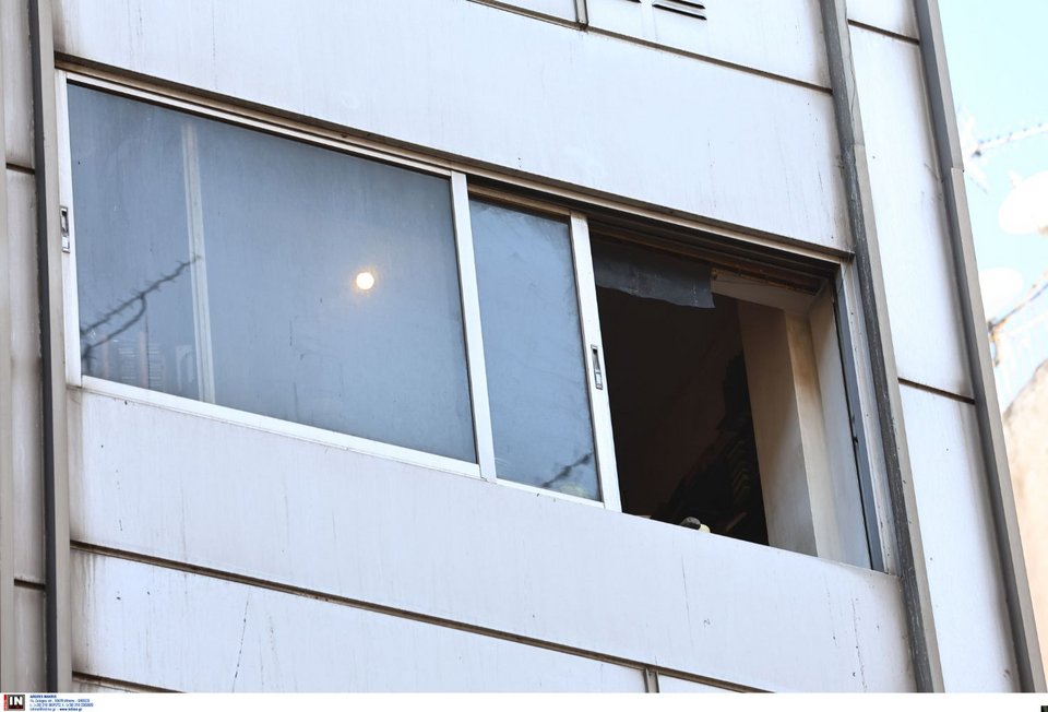 H πολυκατοικία στην οποία έμενε το θύμα δολοφονίας στα Εξάρχεια