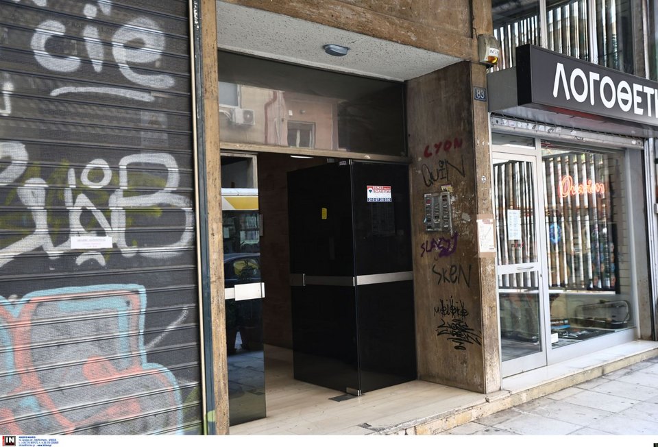 H πολυκατοικία στην οποία έμενε το θύμα δολοφονίας στα Εξάρχεια