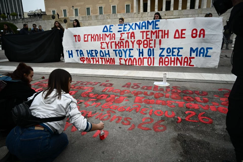 Φοιτητές ξαναγράφουν τα ονόματα των νεκρών των Τεμπών μπροστά από τον Αγνωστο Στρατιώτη [εικόνες]