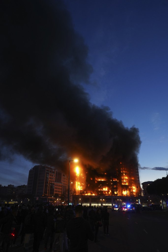 Ισπανία: Φωτιά κατάπιε 14οροφη πολυκατοικία,