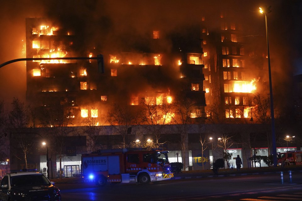 Ισπανία: Φωτιά κατάπιε 14οροφη πολυκατοικία,