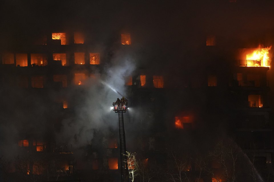 Ισπανία: Φωτιά κατάπιε 14οροφη πολυκατοικία,