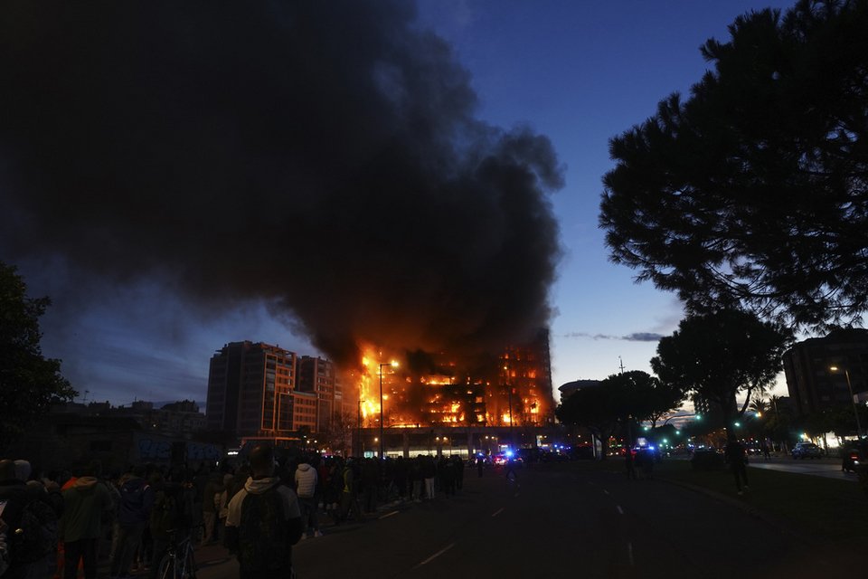 Ισπανία: Φωτιά κατάπιε 14οροφη πολυκατοικία,