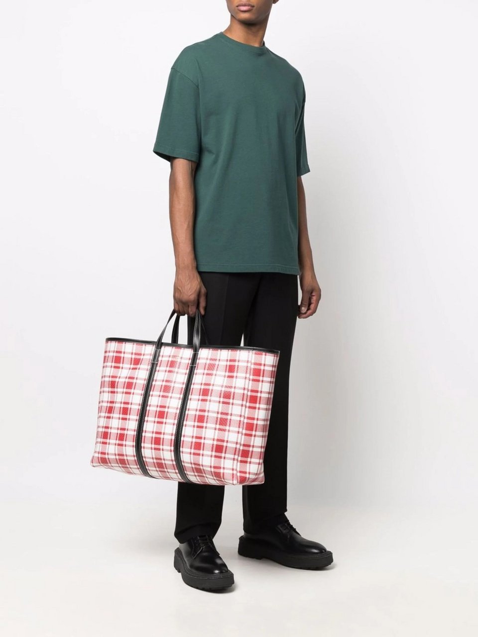 Η αμφιλεγόμενη τσάντα του Balenciaga