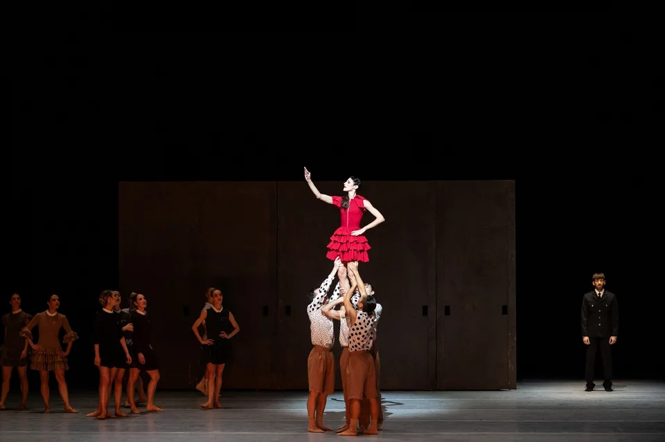 Το μινιμαλιστικό σκηνικό του μπαλέτου Κάρμεν γίνεται ένας ζοφερός καμβάς / Φωτογραφία: greeknationalopera/instagram