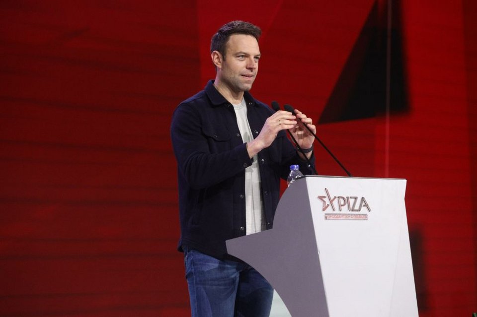 O Στέφανος Κασσελάκης στην ομιλία της Γεροβασίλη που ανακοίνωσε υποψηφιότητα