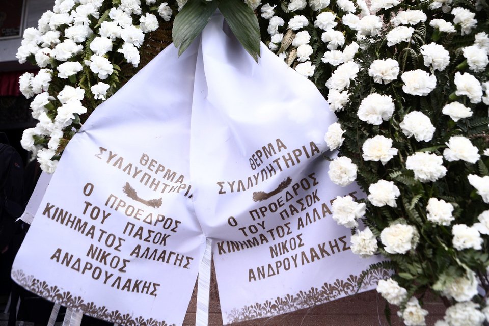 Το στεφάνι του προέδρου του ΠΑΣΟΚ, Νίκου Ανδρουλάκη