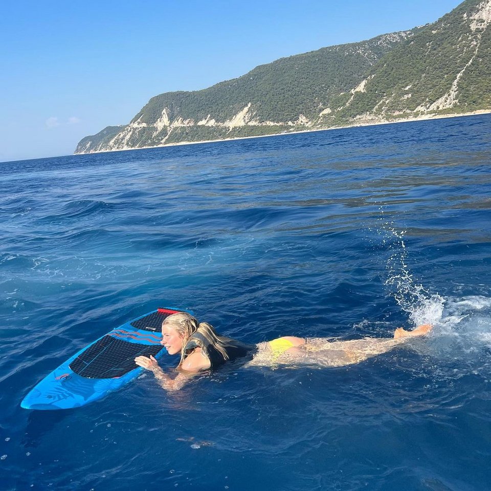 Η Κλεμεντίν σε στιγμιότυπο από τις διακοπές της στην Ελλάδα