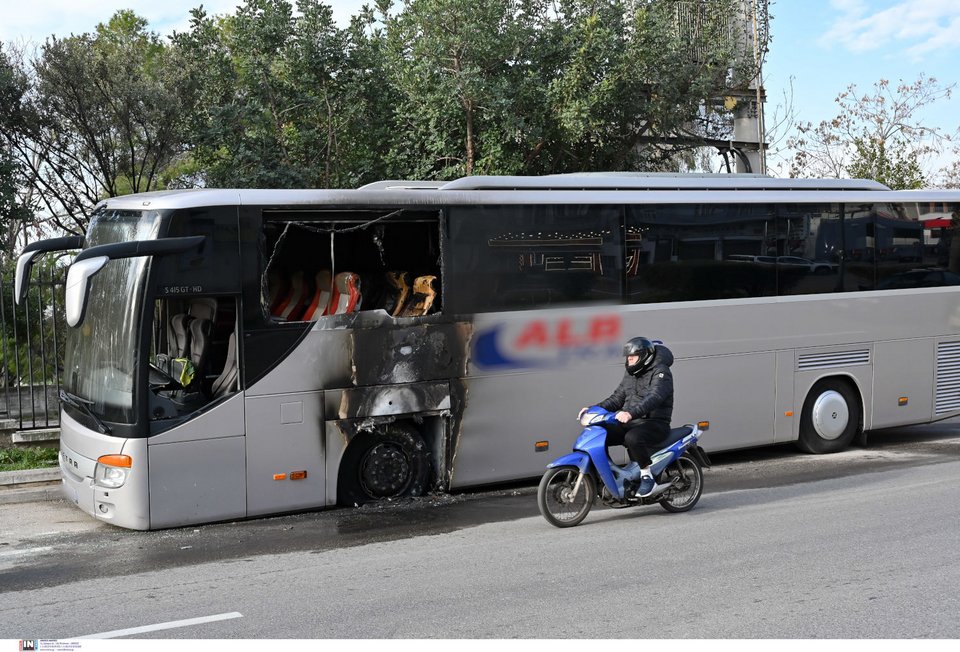 Το κατεστραμμένο λεωφορείο στην Γεωπονική σχολή / Φωτογραφία INTIME NEWS