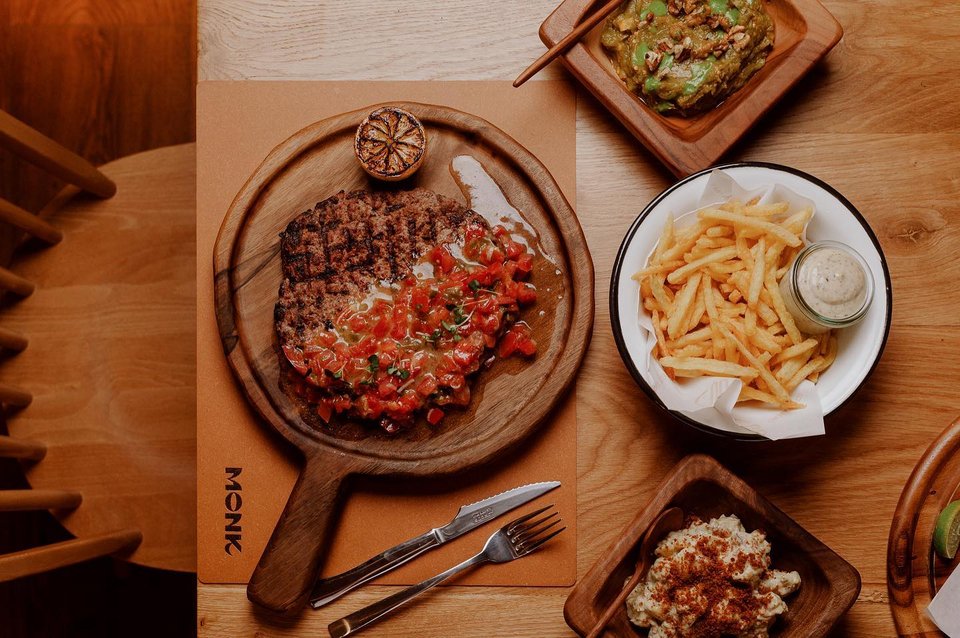 XL μπιφτέκι από κιμά Black Angus με French Fries / Φωτογραφία: monk.gastrobar/Instagram