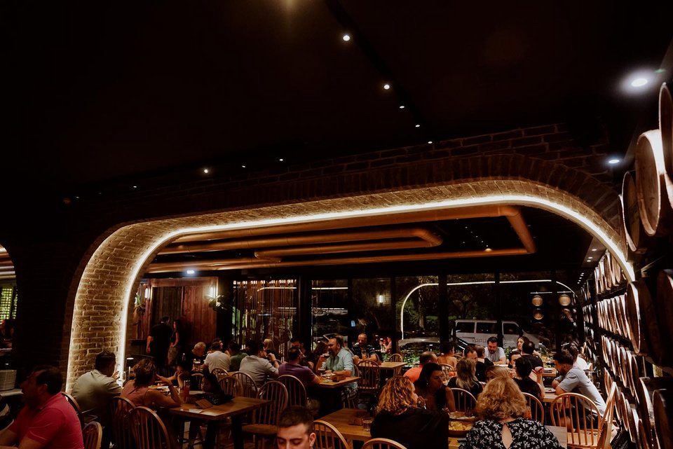 Άποψη από τη γεμάτη σάλα του Monk / Φωτογραφία: monk.gastrobar/Instagram