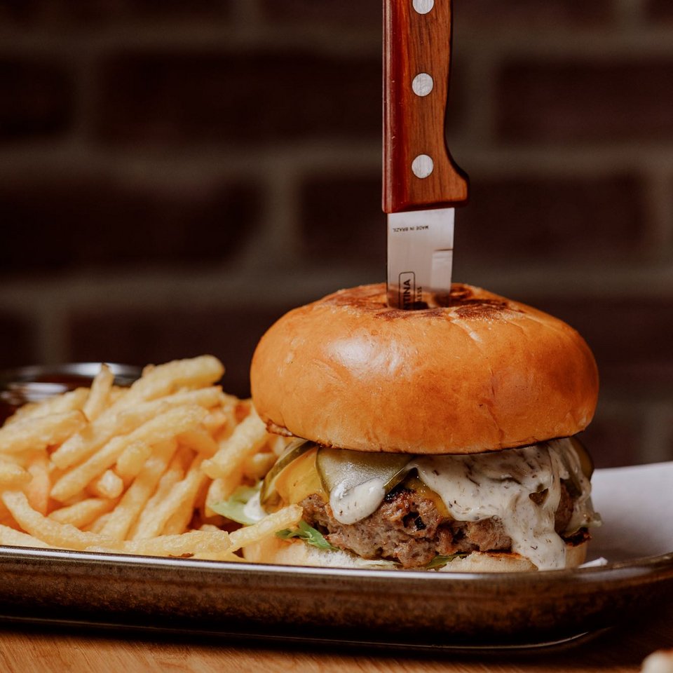 Το burger του Monk / Φωτογραφία: monk.gastrobar/Instagram
